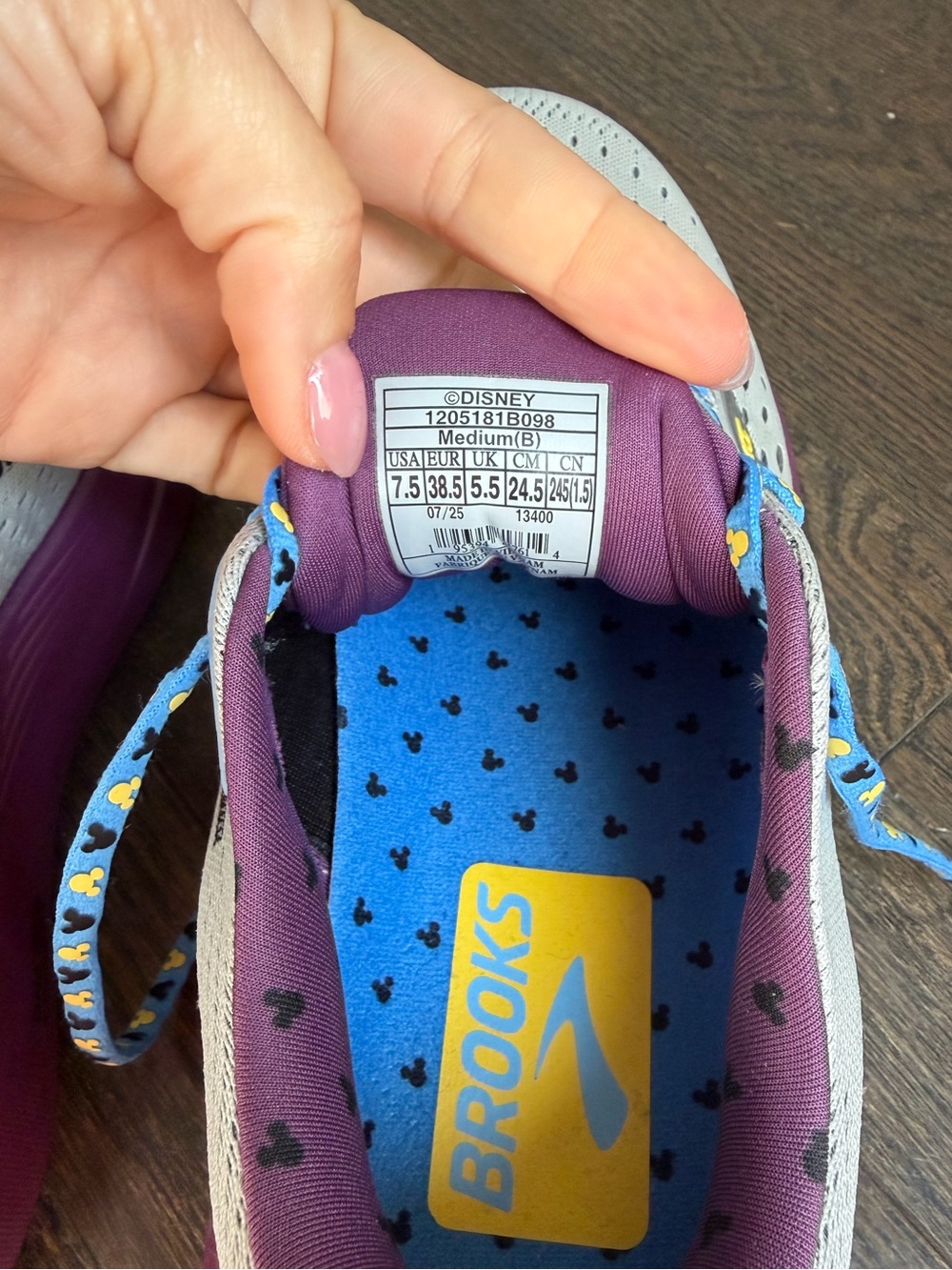 runDisney x Brooks Ghost Max 3 — 2025 Wine & Dine Half Marathon — 7.5 Medium - Picture 5 of 9